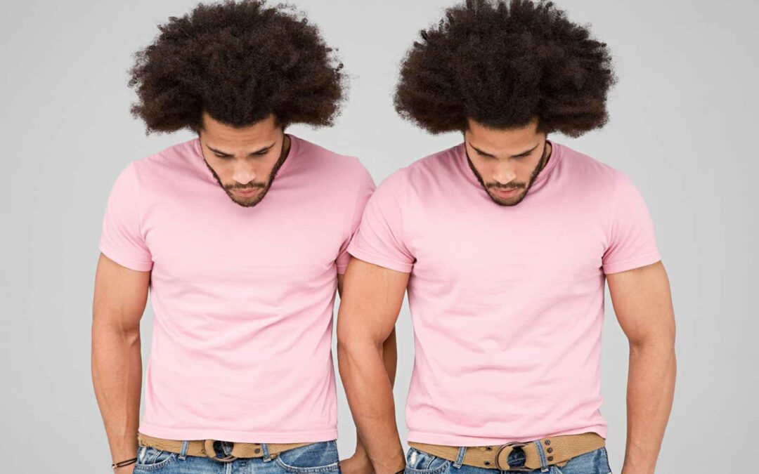 deux hommes afro américain en tee shirt rose