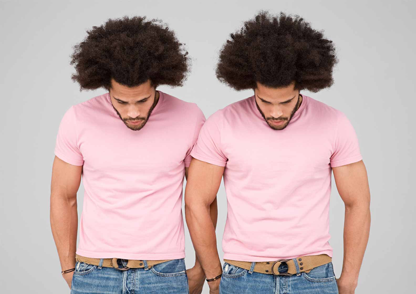 deux hommes afro américain en tee shirt rose