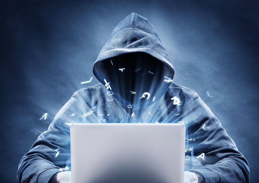 Homme derrière son écran qui tente de pirater un site internet sécurité