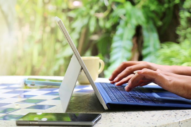 mains-tapant-clavier-ordinateur-portable-tasse-cafe-smartphone-table-référencement-naturel mains-tapant-clavier-ordinateur-portable-tasse-cafe-smartphone-table-optimiser le référencement naturel