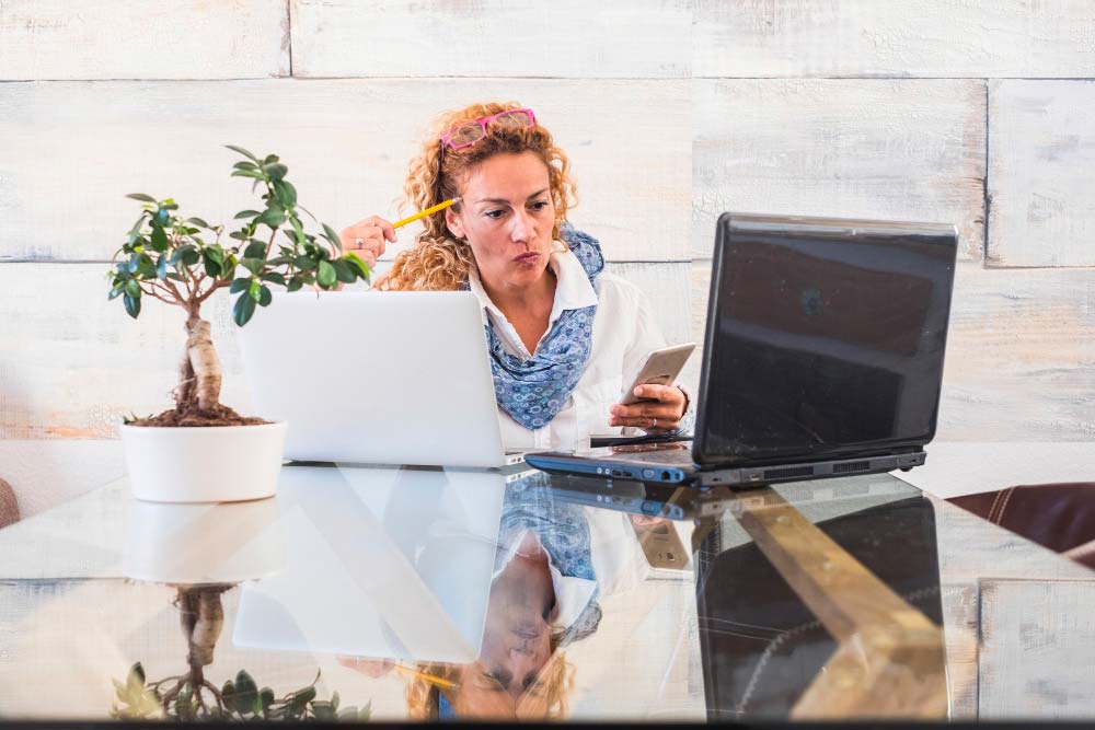 Femme-devant-son-oridinateur-qui-réfléchit-à-comment-faire-son-site-interent-soi-même Femme-devant-son-oridinateur-qui-réfléchit-à-comment-créer-son-site-internet-soi-même site gratuit