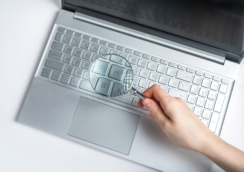 main avec loupe sur clavier changer le nom d'utilisateur