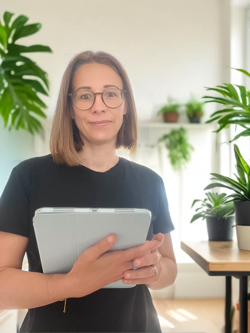 Nathalie-Nagamootoo-portant-une-tablette